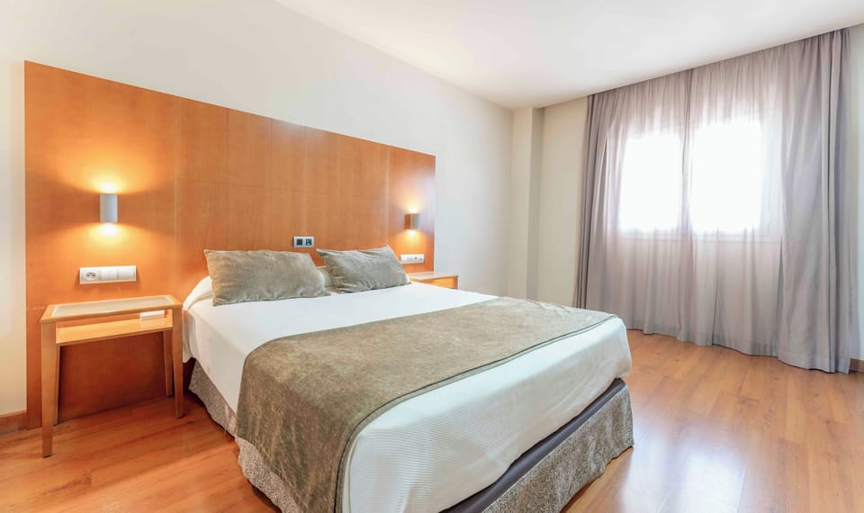 In-room safe, desk, soundproofing, WiFi (free)
