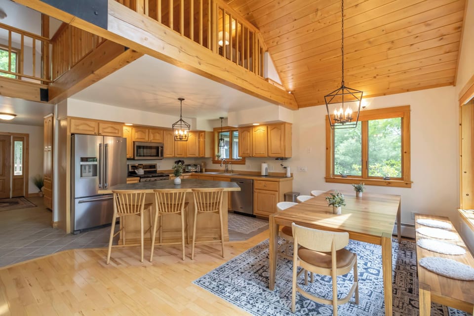 Seating for 8-10 at indoor dining table and for 3 at the kitchen counter