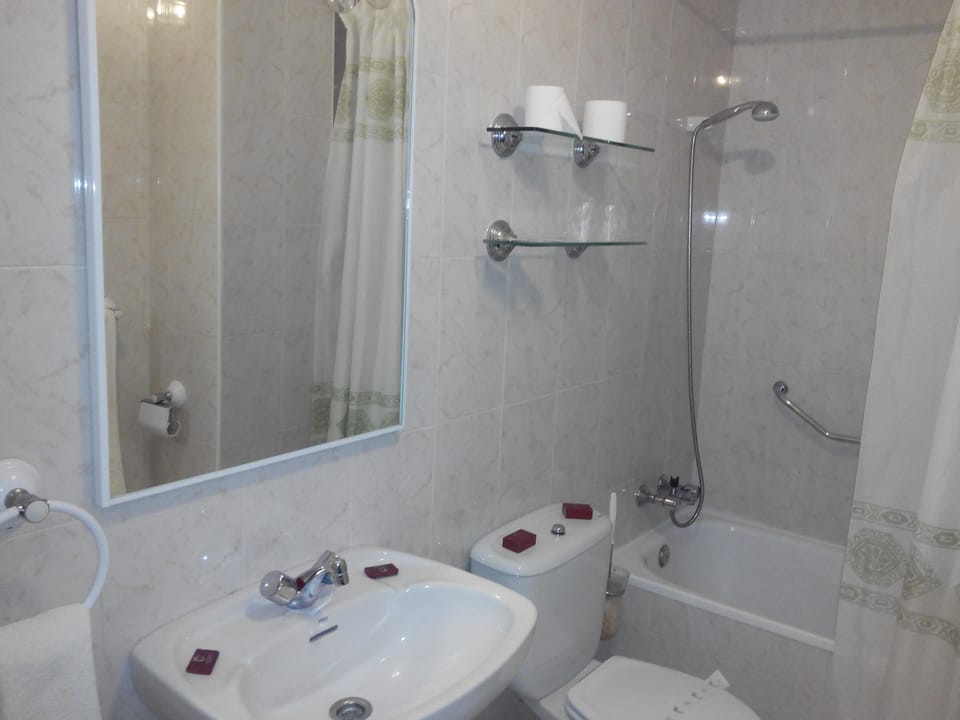 Twin Room | Bathroom | Combined shower/tub, free toiletries, hair dryer, towels