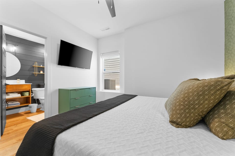 Relax in the Green Room—this nature-inspired king suite offers peaceful vibes and a private bathroom for your comfort.
