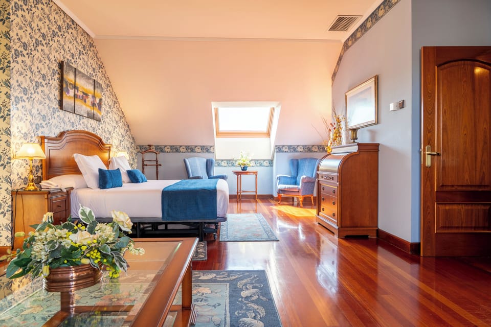 Junior Studio Suite, 1 Bedroom | Desk, blackout drapes, soundproofing, free WiFi