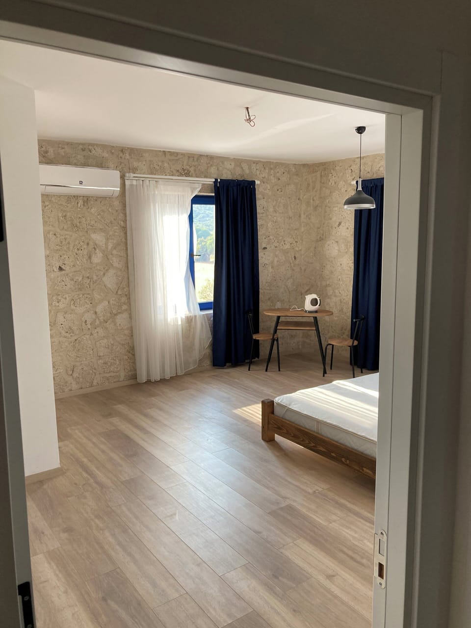 Classic Room | Desk, bed sheets