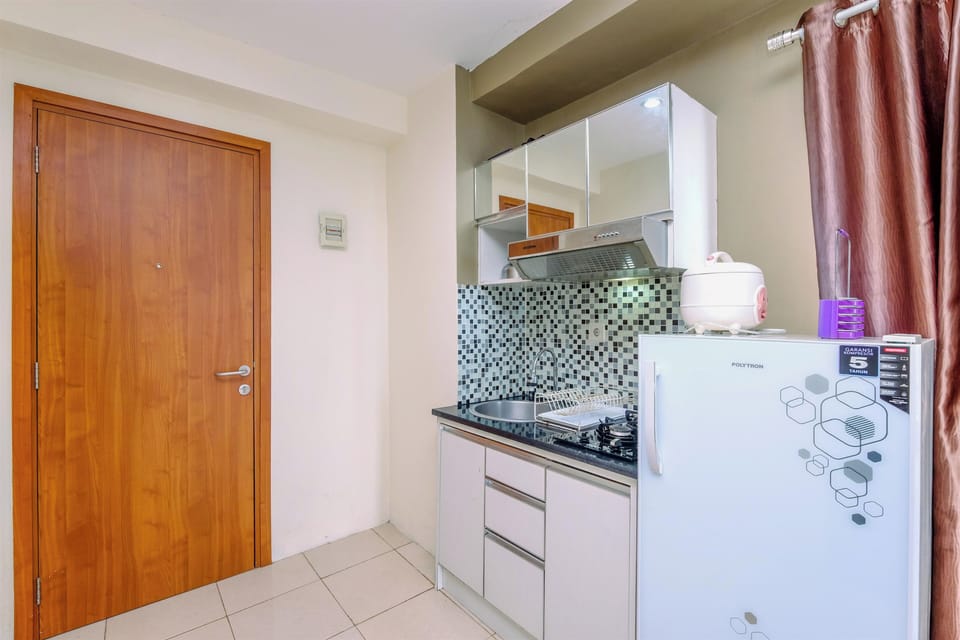 Deluxe Studio | Private kitchen | Full-size fridge, stovetop