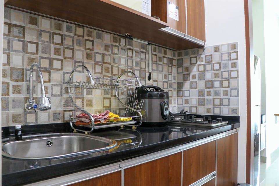 Deluxe Apartment | Private kitchen | Full-size fridge, stovetop, electric kettle