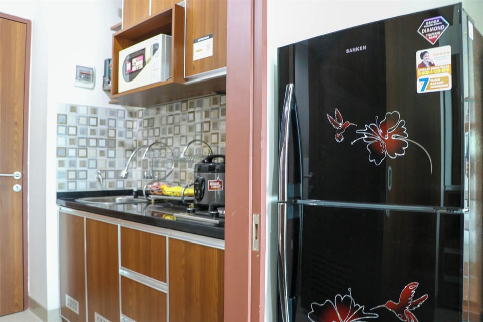 Deluxe Apartment | Private kitchen | Full-size fridge, stovetop, electric kettle