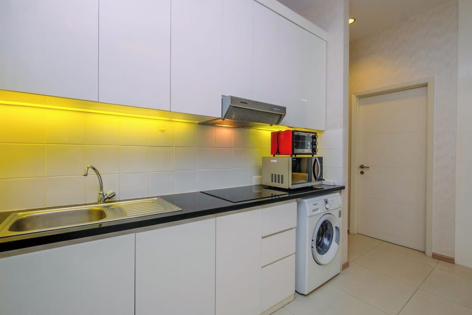 Deluxe Apartment | Private kitchen | Full-size fridge, stovetop