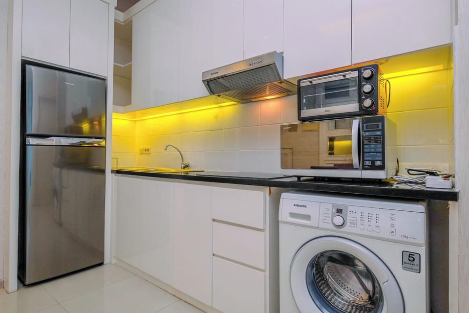 Deluxe Apartment | Private kitchen | Full-size fridge, stovetop