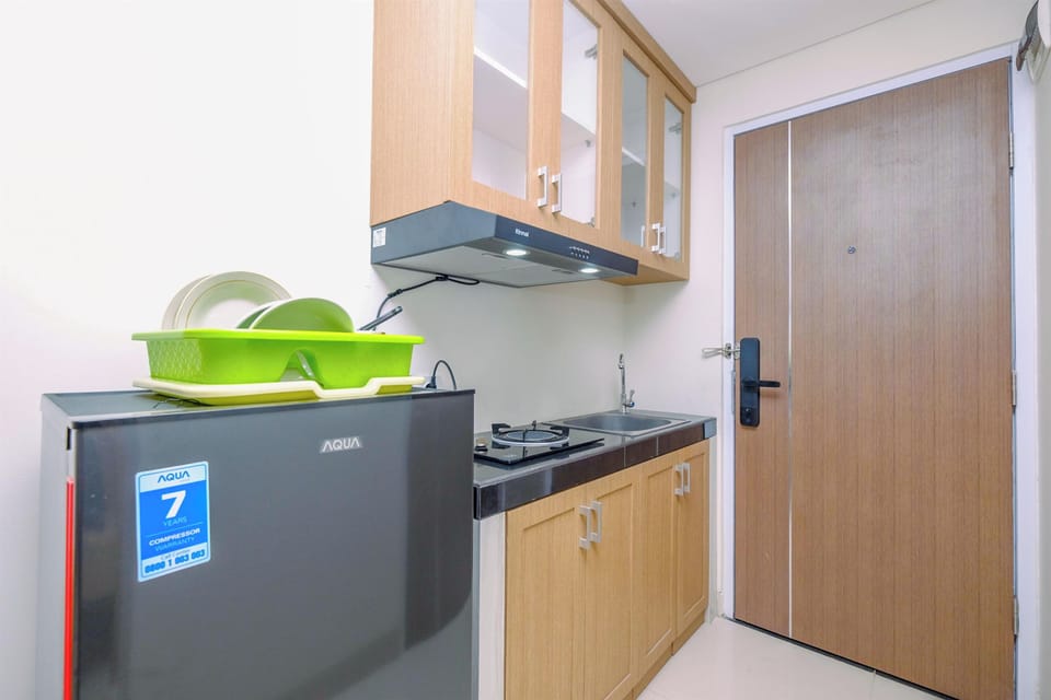 Deluxe Studio | Private kitchen | Full-size fridge, stovetop