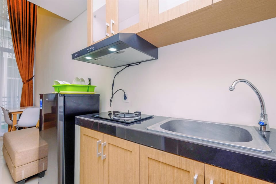 Deluxe Studio | Private kitchen | Full-size fridge, stovetop