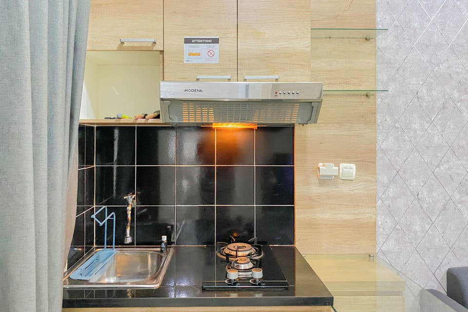 Deluxe Apartment | Private kitchen | Full-size fridge, stovetop