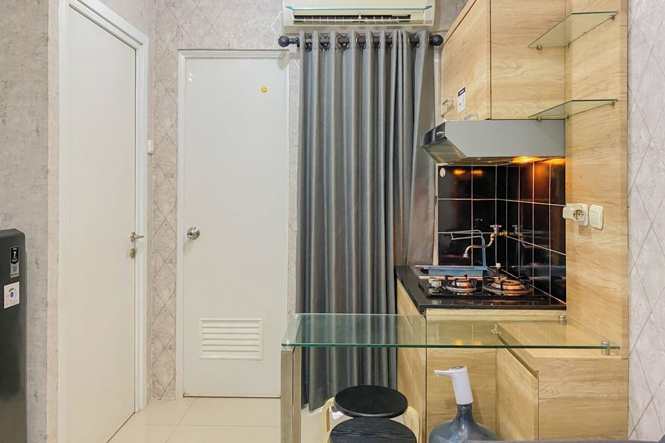 Deluxe Apartment | Private kitchen | Full-size fridge, stovetop