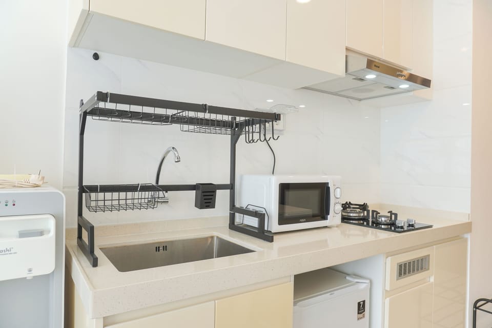 Deluxe Studio | Private kitchen | Full-size fridge, stovetop