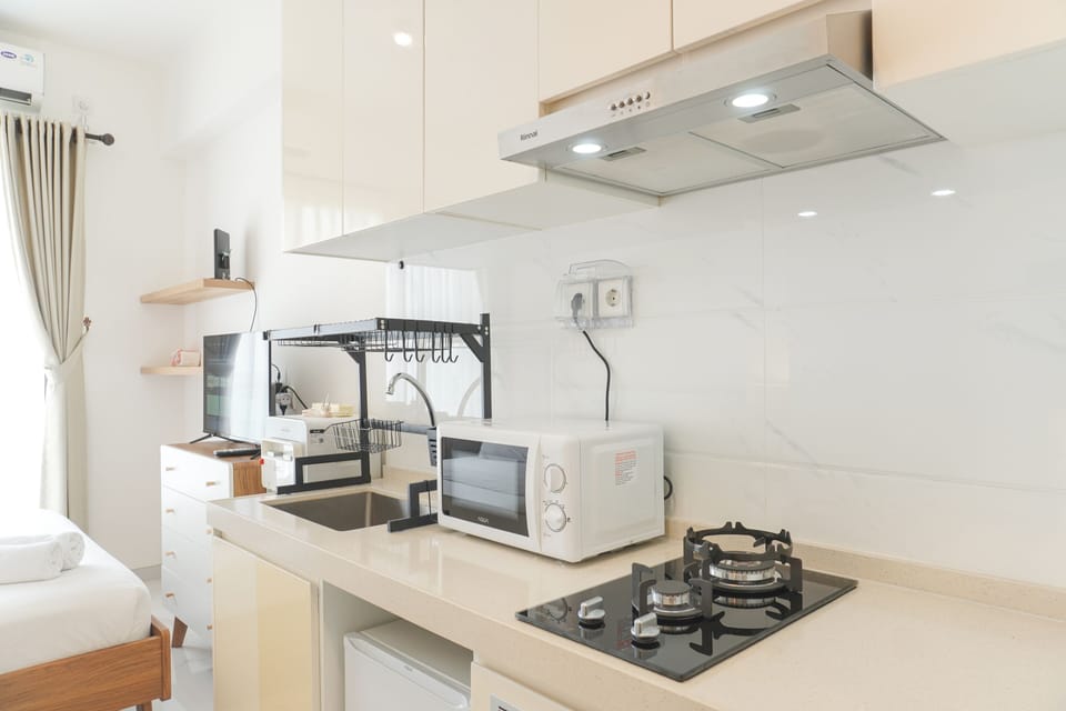 Deluxe Studio | Private kitchen | Full-size fridge, stovetop