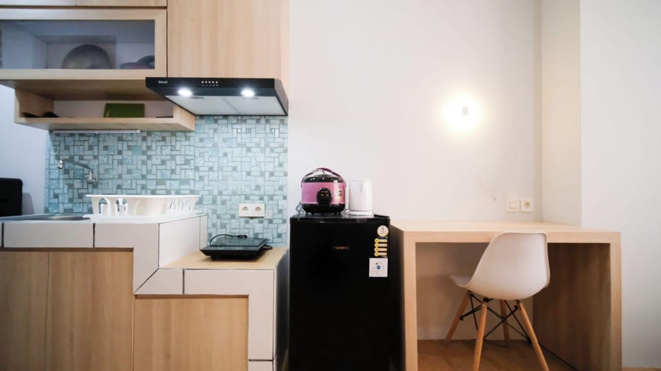 Deluxe Studio | Private kitchen | Full-size fridge, stovetop, electric kettle