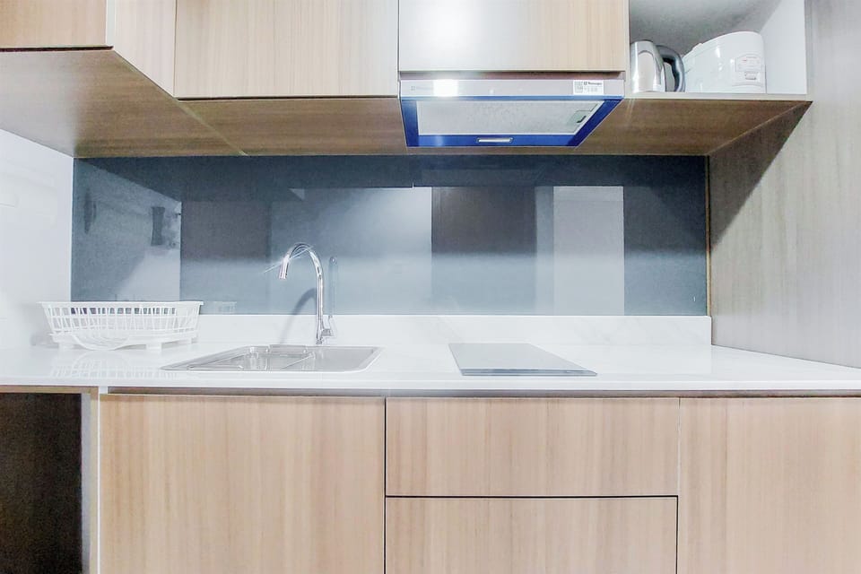 Deluxe Apartment | Private kitchen | Full-size fridge, stovetop, electric kettle