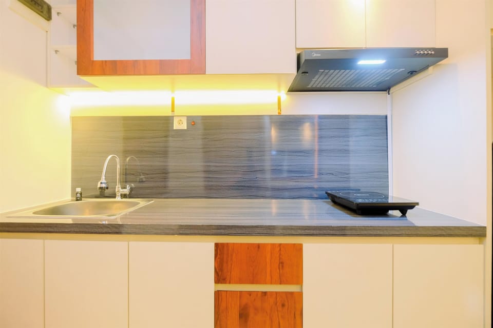Deluxe Studio | Private kitchen | Full-size fridge, stovetop