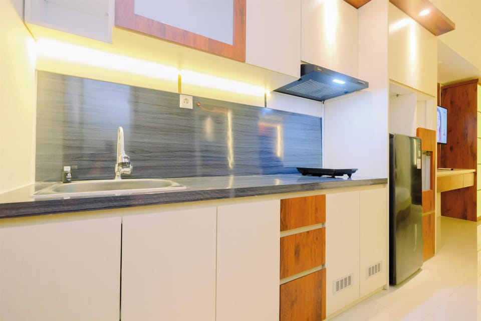Deluxe Studio | Private kitchen | Full-size fridge, stovetop