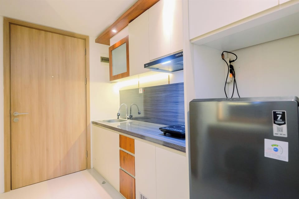 Deluxe Studio | Private kitchen | Full-size fridge, stovetop