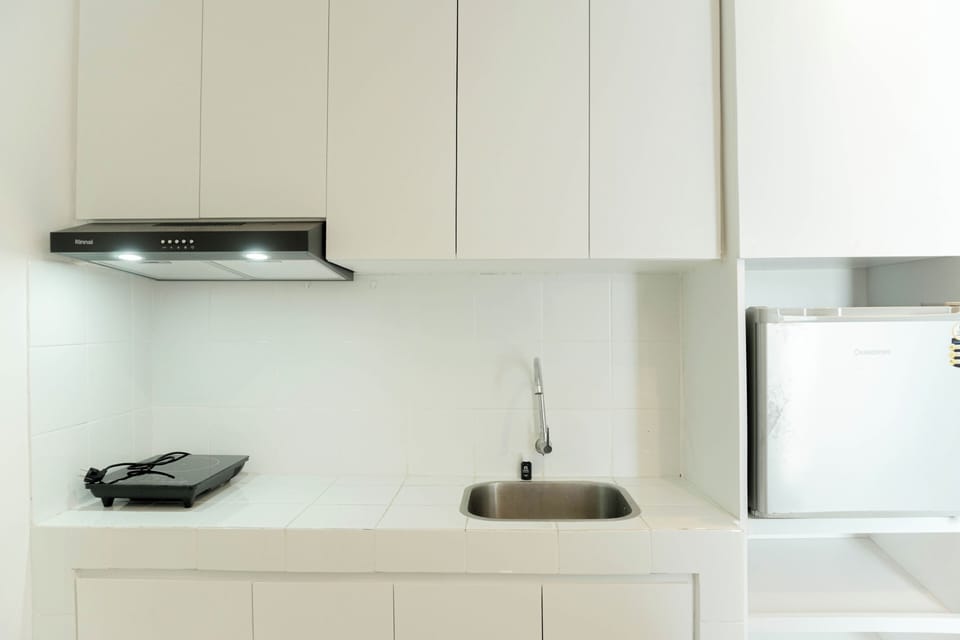 Deluxe Apartment | Private kitchen | Full-size fridge, stovetop, electric kettle