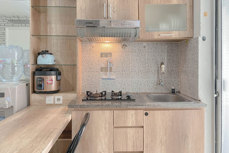 Deluxe Apartment | Private kitchen | Full-size fridge, stovetop
