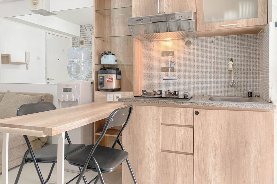 Deluxe Apartment | Private kitchen | Full-size fridge, stovetop