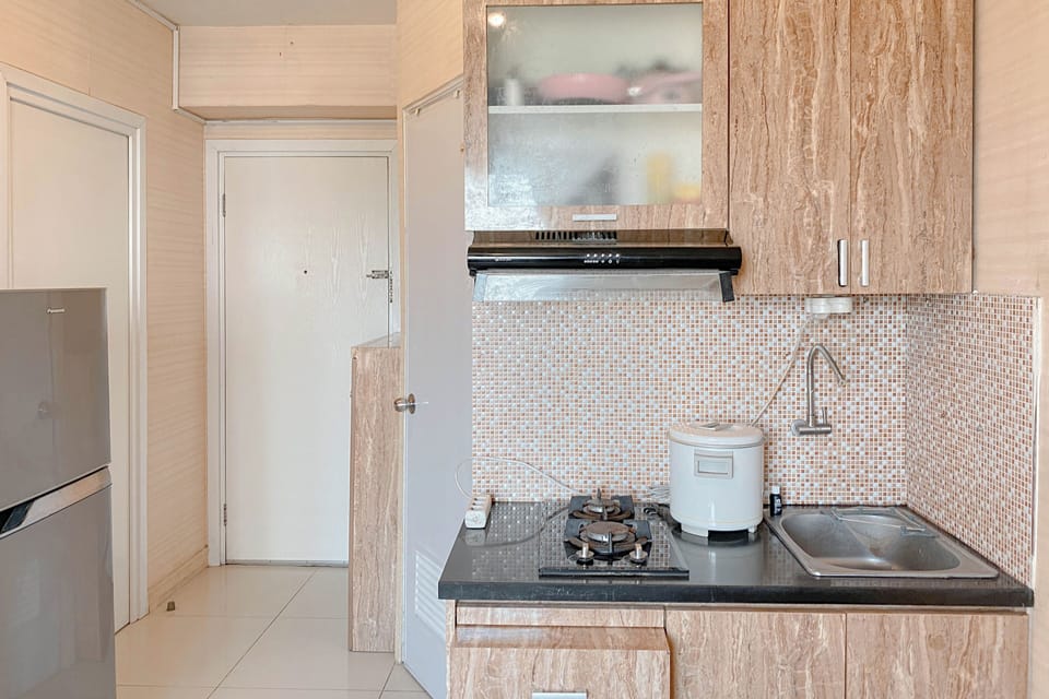 Deluxe Apartment | Private kitchen | Full-size fridge, stovetop