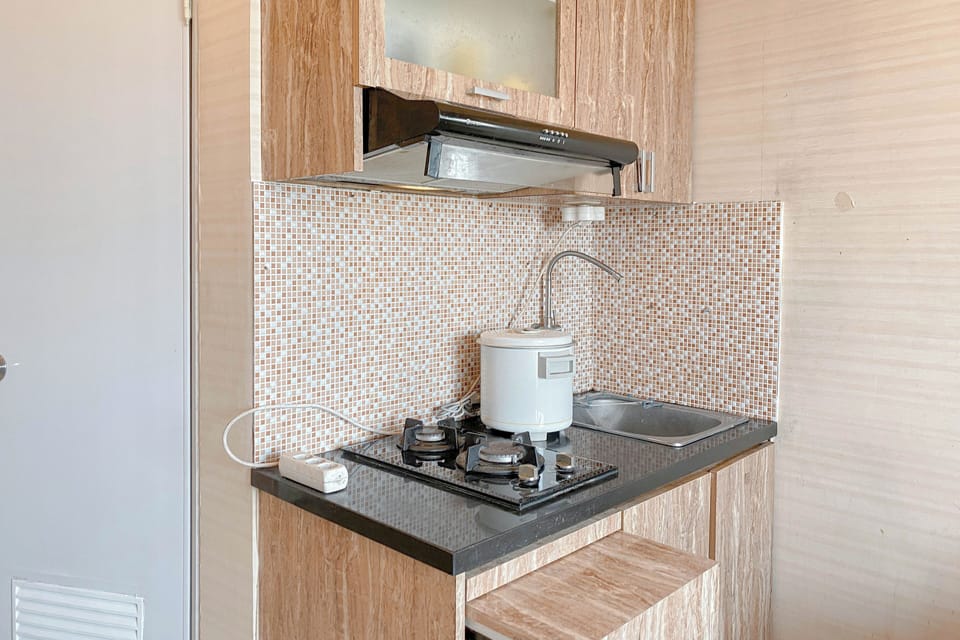 Deluxe Apartment | Private kitchen | Full-size fridge, stovetop