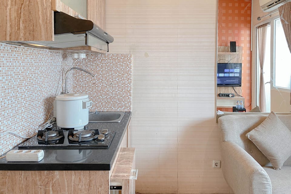 Deluxe Apartment | Private kitchen | Full-size fridge, stovetop