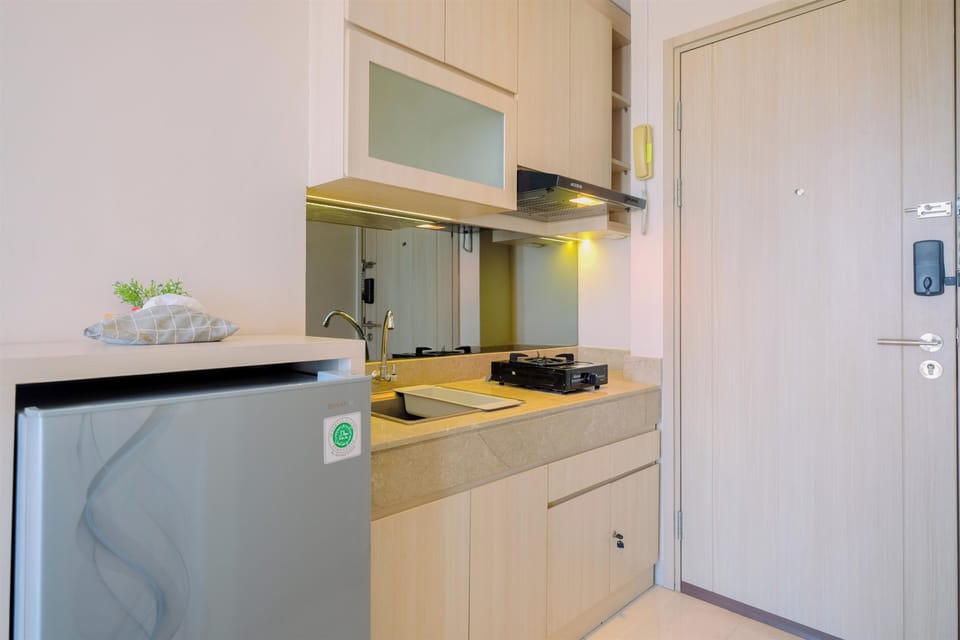 Deluxe Studio | Private kitchen | Full-size fridge, stovetop, electric kettle
