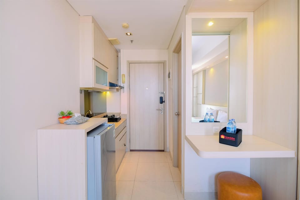 Deluxe Studio | Private kitchen | Full-size fridge, stovetop, electric kettle