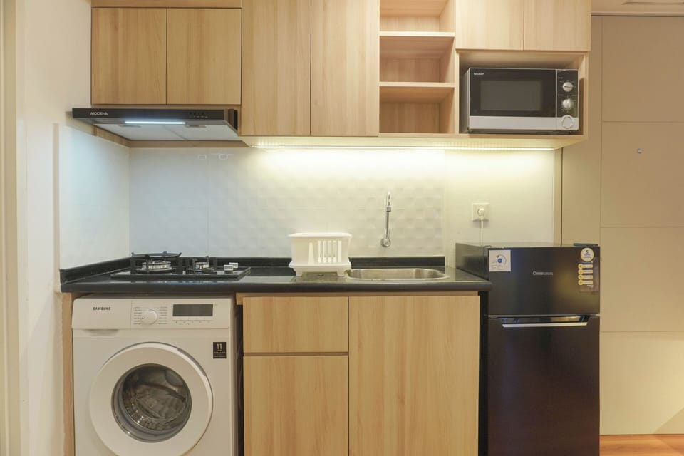 Deluxe Apartment | Private kitchen | Full-size fridge, stovetop, electric kettle