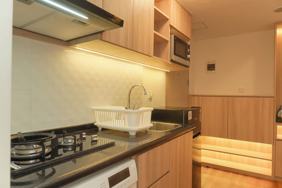 Deluxe Apartment | Private kitchen | Full-size fridge, stovetop, electric kettle