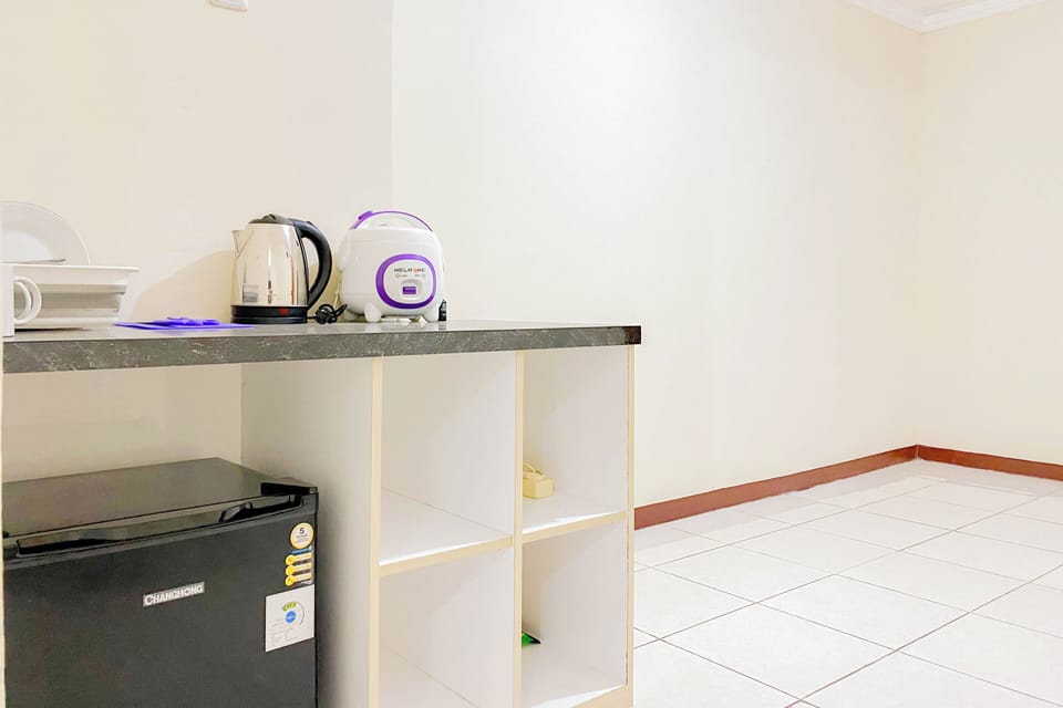 Deluxe Studio | Private kitchen | Full-size fridge, microwave
