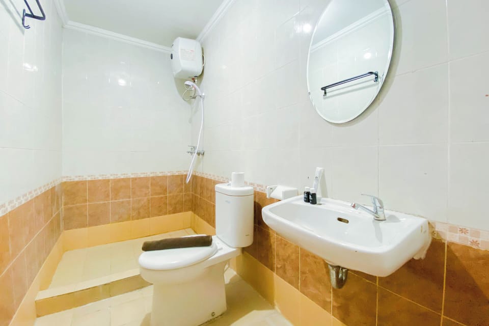 Deluxe Studio | Bathroom | Shower, towels