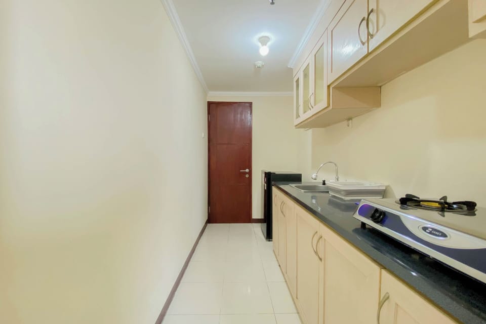 Deluxe Studio | Private kitchen | Full-size fridge, stovetop