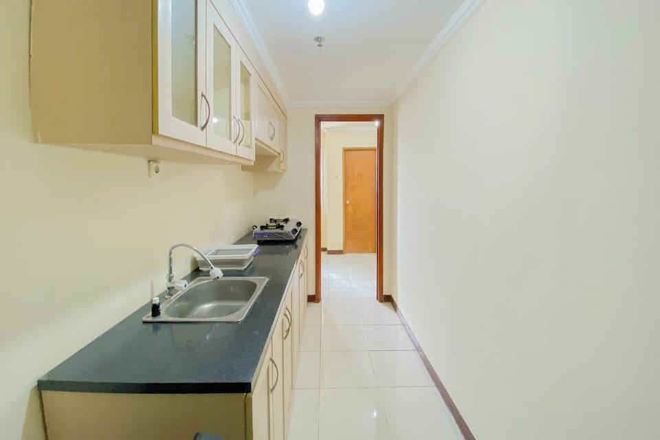 Deluxe Studio | Private kitchen | Full-size fridge, stovetop