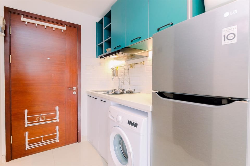 Deluxe Studio | Private kitchen | Full-size fridge, stovetop, electric kettle