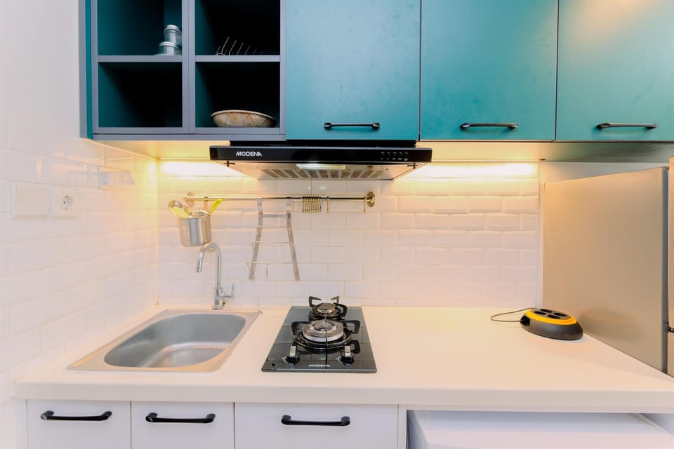 Deluxe Studio | Private kitchen | Full-size fridge, stovetop, electric kettle