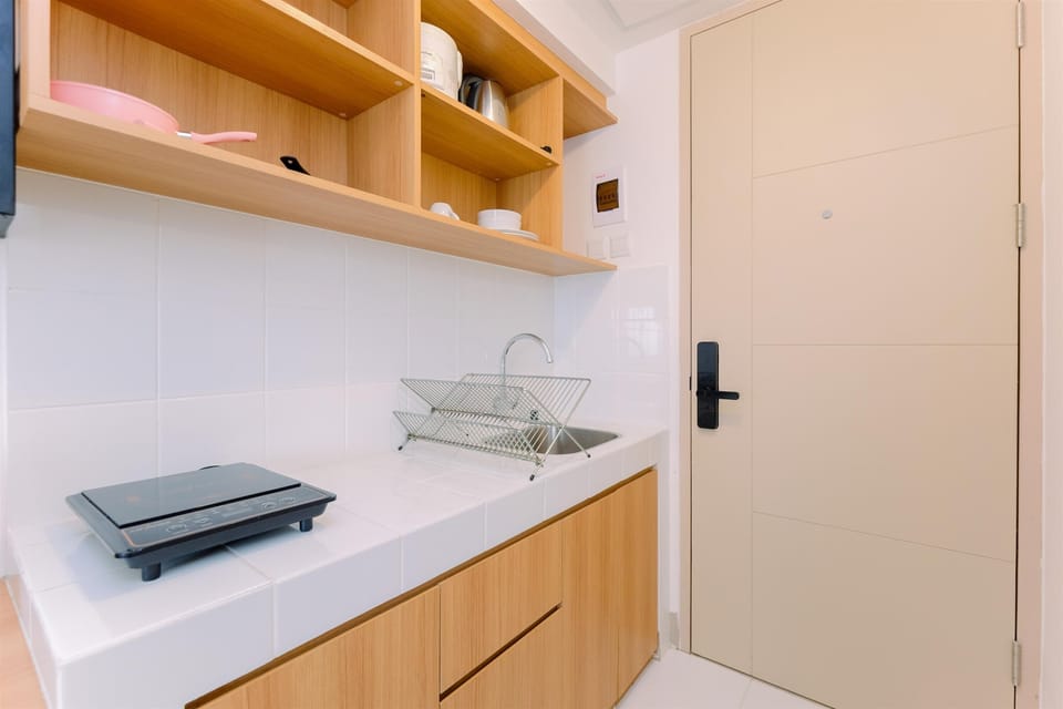 Deluxe Studio | Private kitchen | Mini-fridge, stovetop, electric kettle