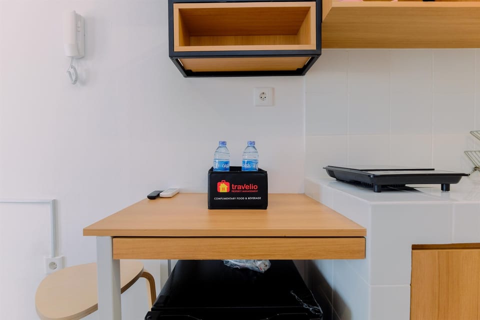 Deluxe Studio | Private kitchen | Mini-fridge, stovetop, electric kettle