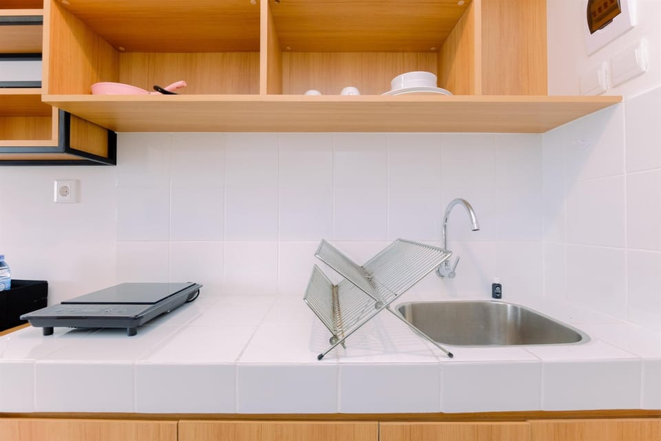 Deluxe Studio | Private kitchen | Mini-fridge, stovetop, electric kettle