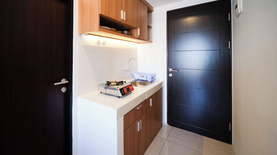 Deluxe Studio | Private kitchen | Mini-fridge, stovetop, electric kettle