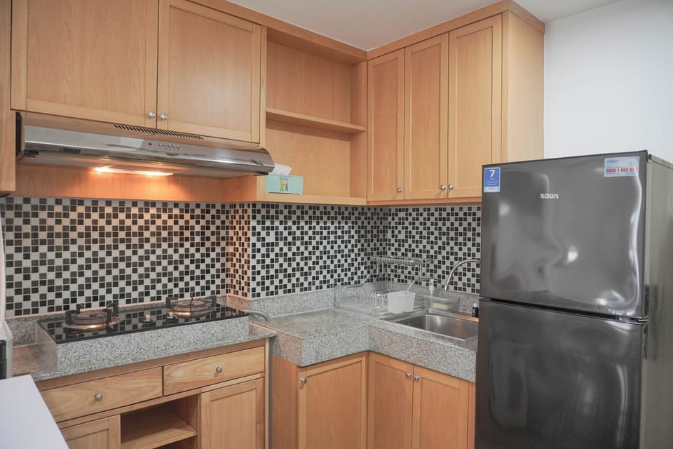 Deluxe Apartment | Private kitchen | Full-size fridge, microwave, stovetop, dining tables