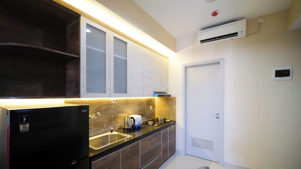 Deluxe Apartment | Private kitchen | Full-size fridge, stovetop, dining tables