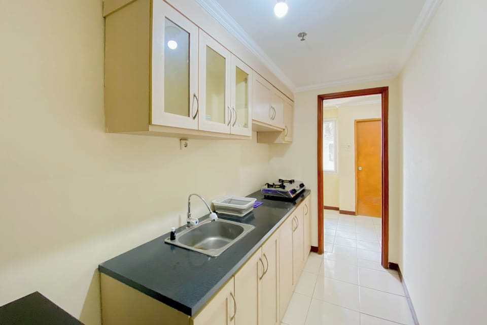 Deluxe Studio | Private kitchen | Fridge, stovetop
