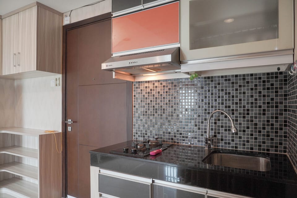 Deluxe Studio | Private kitchen | Full-size fridge, stovetop, dining tables