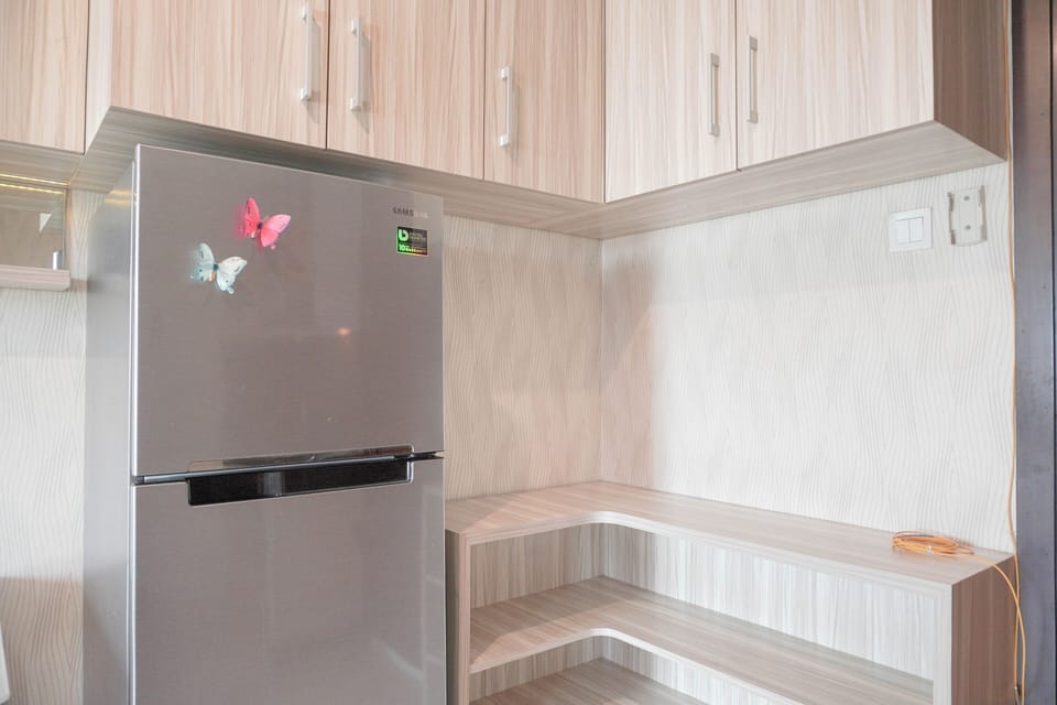 Deluxe Studio | Private kitchen | Full-size fridge, stovetop, dining tables