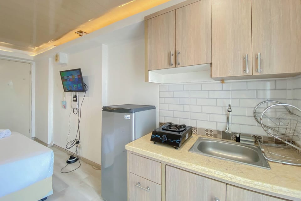 Deluxe Studio | Private kitchen | Fridge, stovetop