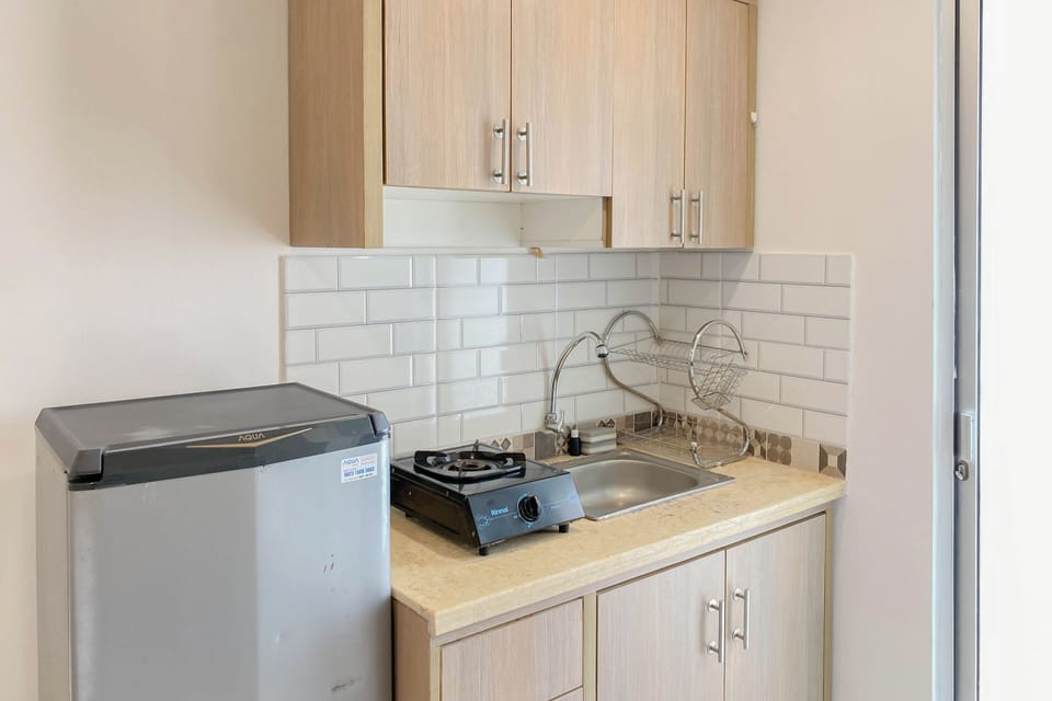 Deluxe Studio | Private kitchen | Fridge, stovetop