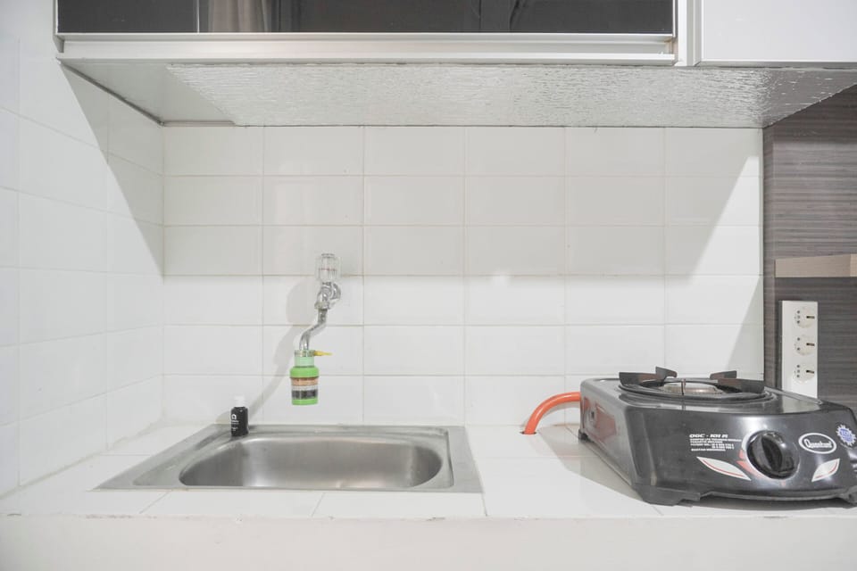 Deluxe Studio | Private kitchen | Full-size fridge, stovetop